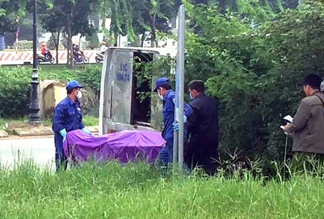 Thi thể người phụ được đưa về nh&agrave; x&aacute;c. Ảnh: Th&aacute;i Linh.