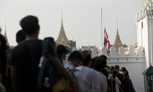 
Cung điện Hoàng gia Thái Lan treo cờ rủ. Ảnh: AP
