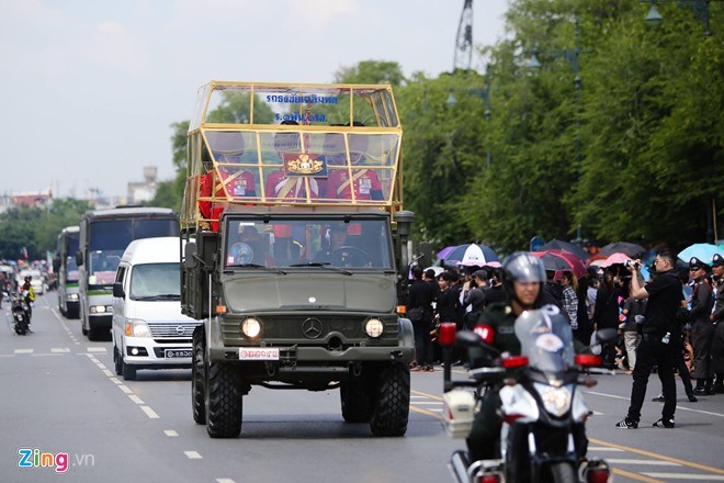 
Đoàn xe chở linh cữu Quốc vương Bhumibol rời bệnh viện lúc 16h30. Hàng nghìn người dân mặc áo đen đứng hai bên đường cúi chào khi đoàn xe đi qua.Ảnh: Hải An
