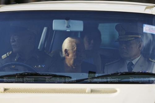 Hoàng hậu Sirikit (giữa) trong đoàn xe rước linh cữu quốc vương về Hoàng cung. Ảnh: BangkokPost