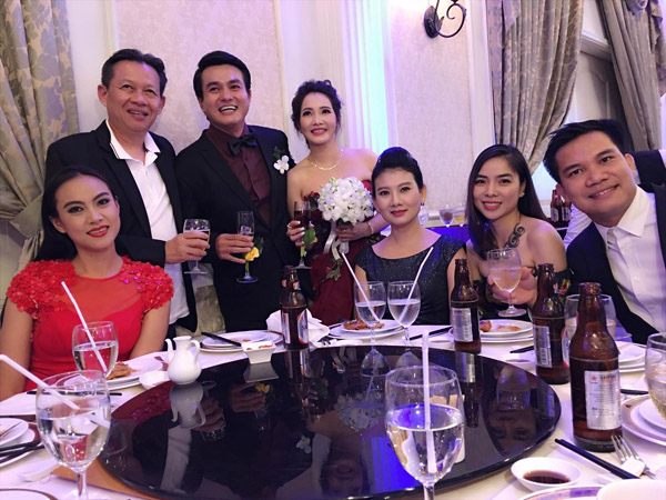 Diễn viên Như Phúc (váy đỏ) và nghệ sĩ ưu tú Mỹ Uyên (thứ ba từ phải qua) có mặt trong tiệc cưới của Cao Minh Đạt.