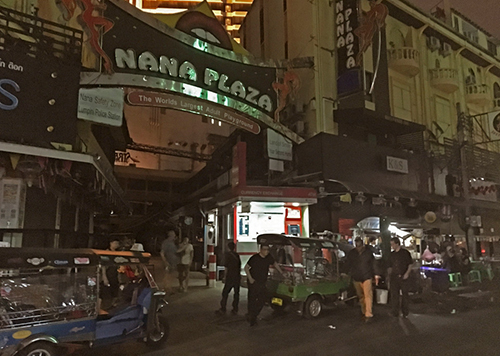 
Quang cảnh ở Nana Plaza, khu đèn đỏ ở Bangkok được đồn đại là tổ hợp hoạt động tình dục lớn nhất thế giới, tạm đóng cửa sau khi nhà vua qua đời. Ảnh: AP
