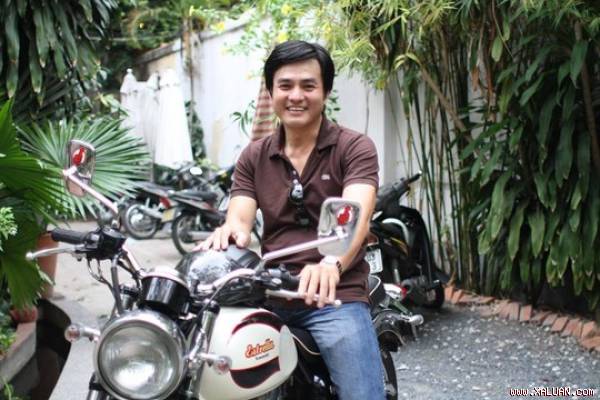 
Phức tạp tr&ecirc;n phim nhưng ngo&agrave;i đời anh v&ocirc; c&ugrave;ng giản dị
