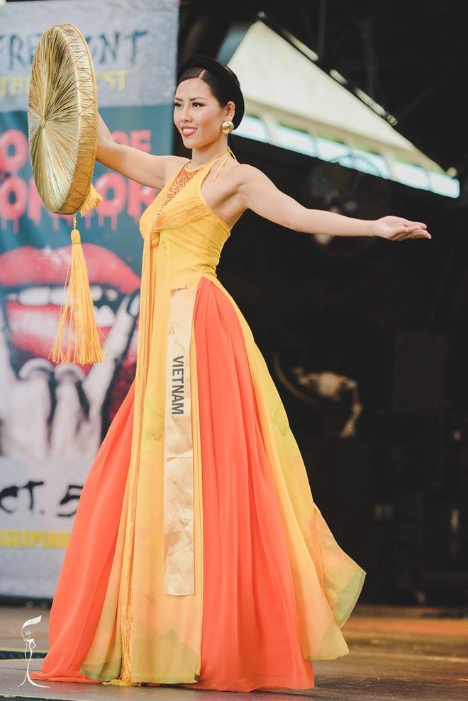 
Nguyễn Loan mặc áo tứ thân trên sân khấu Miss Grand International. Ảnh: Missosology.
