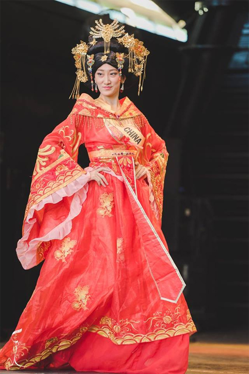 Phần trình diễn trang phục dân tộc của Miss Grand International (Hoa hậu Hòa bình Quốc tế 2016) gây nhiều chú ý với sự xuất hiện của người đẹp Trung Quốc Hà Tư Nho (Siru He). Cô gái 17 tuổi nhận được nhiều nhận xét không mấy tích cực vì gương mặt trông như đàn ông.