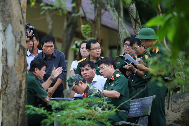 Thượng tướng Võ Văn Tuấn, Phó tổng Tham mưu trưởng Quân đội Nhân dân Việt Nam, chỉ đạo tìm kiếm tại chùa Viên Không, xã Tóc Tiên, huyện Tân Thành, Bà Rịa - Vũng Tàu. Ảnh: Hải An.