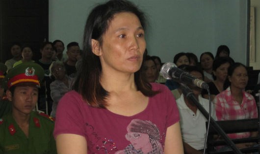 
Bị cáo Nguy&ecirc;̃n L&ecirc; Phương Nhi trước vành móng ngựa
