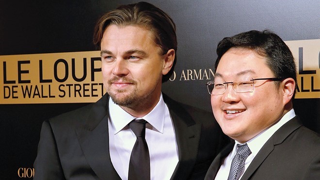 
Diễn viên Leonardo DiCaprio chụp ảnh cùng một doanh nhân Malaysia, người đang bị tập trung điều tra do dính líu đến scandal tham nhũng 1MDB.

