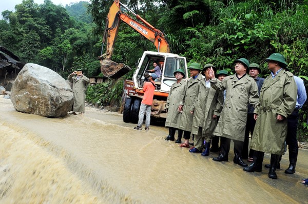 
Phó thủ tướng kiểm tra sạt lở ở Quốc lộ 4D đoạn TP Lào Cai - Sapa. Ảnh: Đức Phú
