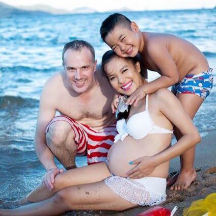 
Trong cuộc sống ri&ecirc;ng, L&yacute; Thanh Thảo từng trải qua hai lần đ&ograve;. Năm 2009, c&ocirc; kết h&ocirc;n c&ugrave;ng một người Việt Nam, sinh được một b&eacute; trai t&ecirc;n Gia Kh&aacute;nh nhưng h&ocirc;n nh&acirc;n nhanh ch&oacute;ng tan vỡ sau hai năm. Sau đ&oacute; một thời gian, c&ocirc; quen &ocirc;ng x&atilde; hiện tại. Anh t&ecirc;n Christiaan Romme, người H&agrave; Lan, hơn c&ocirc; 4 tuổi v&agrave; l&agrave; tổng gi&aacute;m đốc một c&ocirc;ng ty tại khu c&ocirc;ng nghiệp T&acirc;n B&igrave;nh.
