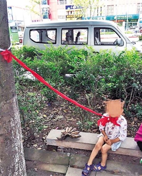 Tiểu Chung bị bác buộc lại bên gốc cây (Ảnh: Sina)