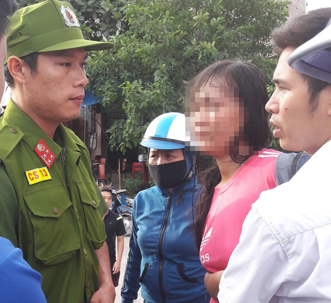 
Cảnh sát 113 Công an tỉnh Nghệ An có mặt để khuyên nhủ người mẹ trẻ. Ảnh: Xuân Đức.
