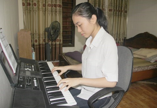 Ngoài khả năng học tập tốt, Phương Linh còn đam mê đánh đàn và vẽ tranh.