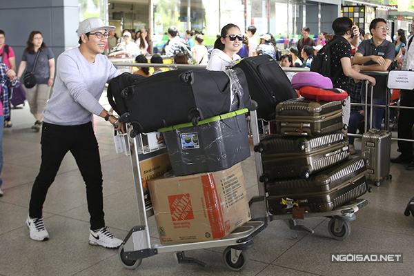 
Đôi uyên ương mang theo nhiều hành lý và mua quà cho người thân nên lượt về phải đẩy 2 xe khá nặng.
