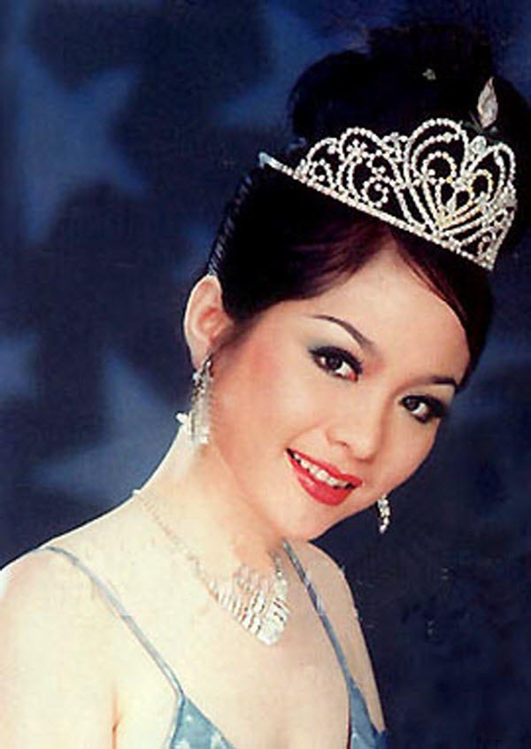 
Người đẹp sinh năm 1975 là mỹ nhân duy nhất đăng quang 2 cuộc thi Hoa hậu mang tầm cỡ quốc gia.
