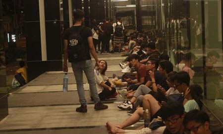 
Tối 17/8 các bạn trẻ tập trung khá đông trước tòa nhà Sài Gòn Center.
