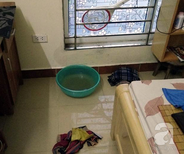 
Một căn hộ thuộc CT7 Dương Nội bị ảnh hưởng nặng. Nước ngấm theo mạch cửa kính tràn vào nhà, khiến căn phòng lênh láng nước.
