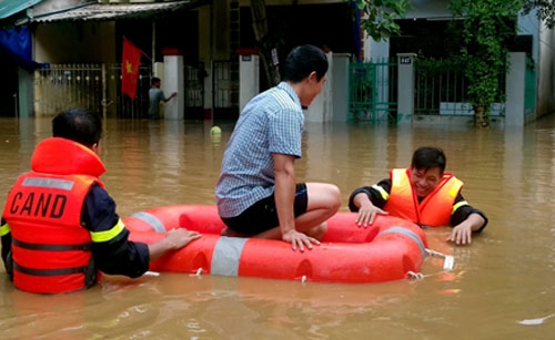 Lực lượng công an giúp người dân di dời đến nơi an toàn. Ảnh: Báo Yên Bái.