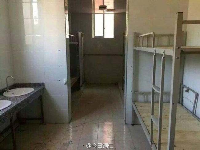 
Nhà vệ sinh được sửa thành nhà cho học sinh ở. (Nguồn: CCTV)
