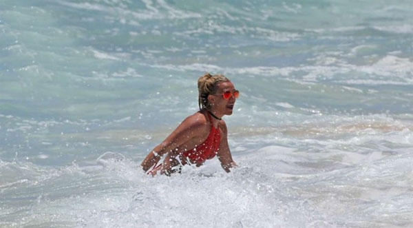 
Britney hoảng sợ trước những con sóng lớn ở Hawaii.
