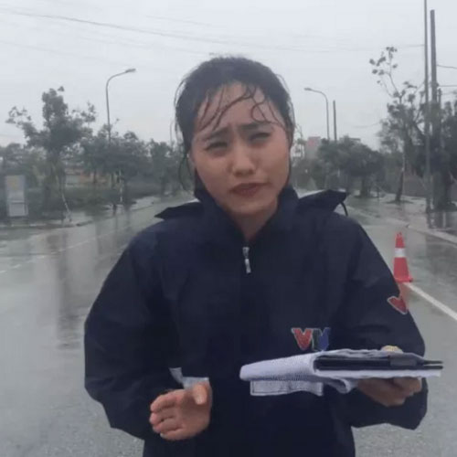 
Trong hình ảnh từ clip nữ MC thời tiết của VTV đầu trần, tay cầm quyển sổ ướt đưa tin giữa cơn bão bị không ít người nhận xét làm màu bởi thực chất không nhất thiết phải lên sóng trực tiếp trong tình trạng thiếu an toàn như vậy.
