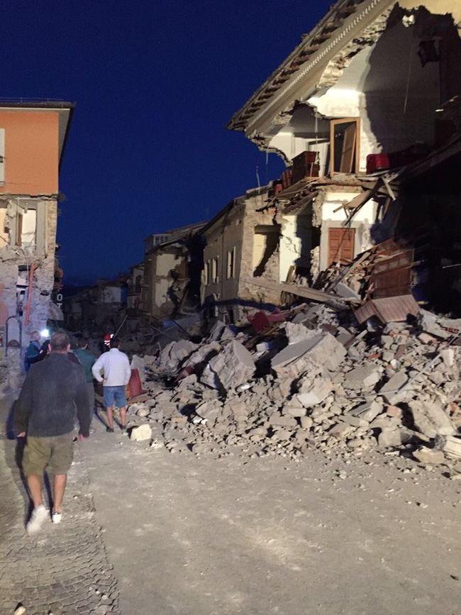 
Thị trưởng Sergio Pirozzi của thị trấn Amatrice nói với kênh truyền hình quốc gia RAI Các tuyến đường ra vào thị trấn đã bị cắt đứt. Một nửa thị trấn đã biến mất. Nhiều người vẫn đang mắc kẹt dưới đống đổ nát. Đã xảy ra lở đất và một cây cầu có thể bị sập.
