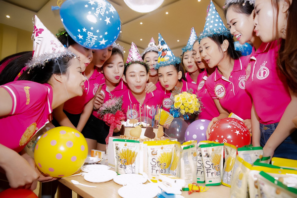 
Hai người đẹp Nguyễn Thùy Linh (SBD 118) và Lục Thị Thu Thảo (SBD 226) được BTC tổ chức sinh nhật.
