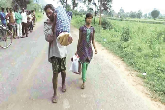 
Ông Dana Majhi và con gái trên đường đưa xác vợ về nhà. Ảnh: NDTV, Indian Express
