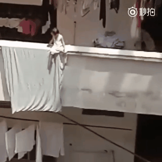 
May mắn một cậu b&eacute; lao ra k&eacute;o b&eacute; g&aacute;i xuống.
