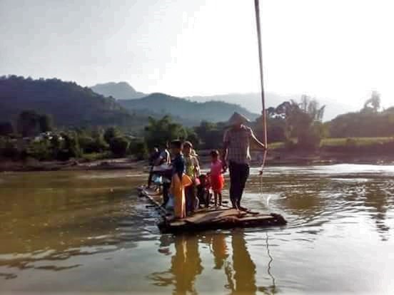 Trẻ em Văn Chấn đi học bằng mảng băng sông.
