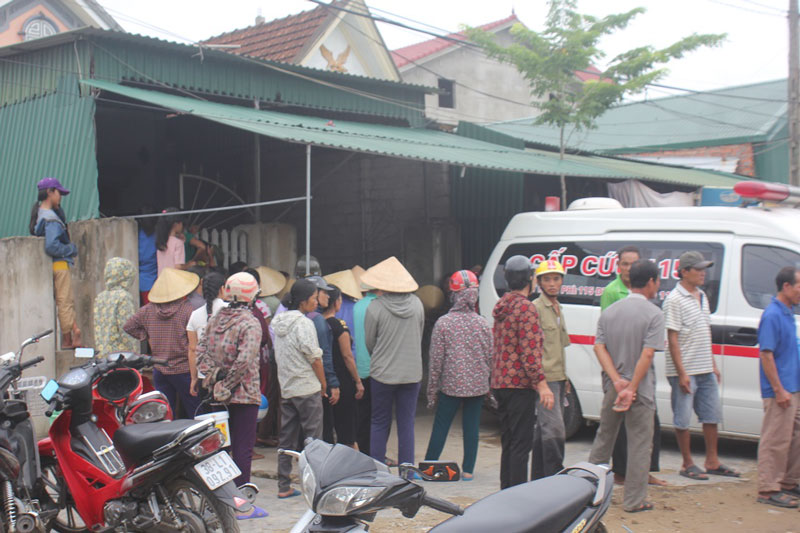 Gia đ&igrave;nh hai ch&aacute;u b&eacute; kh&oacute;c ngất khi nghe tin con chết đuối
