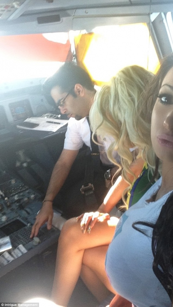 
Viên phi công còn hướng dẫn các cô gái những nút điều khiển máy bay.
