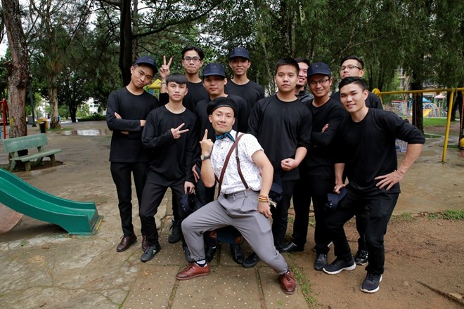 
Trong MV của Đinh Tiến Đạt có nhiều sinh viên tham gia. Ảnh: NVCC.

