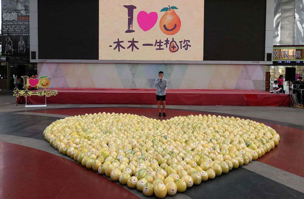 
Trước đó, chàng trai trẻ đã kỳ công lựa chọn 999 quả bưởi rồi xếp chúng thành hình trái tim. Thậm chí anh còn dán một tấm banner với nội dung: Mumu (tên cô gái), anh yêu bưởi (một từ đồng âm với từ em trong tiếng Trung Quốc).

