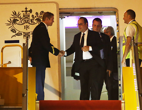 Tổng thống Francois Hollande cười tươi, l&agrave; người đầu ti&ecirc;n bước xuống chuy&ecirc;n cơ. Ảnh: Hữu C&ocirc;ng