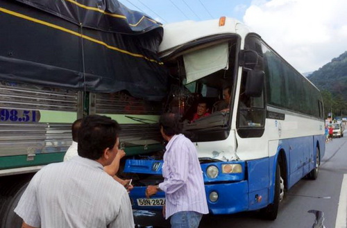 Xe khách đâm vào đuôi xe tải để giảm tốc độ khi bị mất phanh. Ảnh: Hoài Thanh.