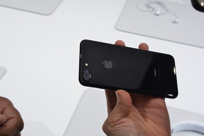 
iPhone 7 và 7 Plus bản Jet Black đang rất được săn đón.
