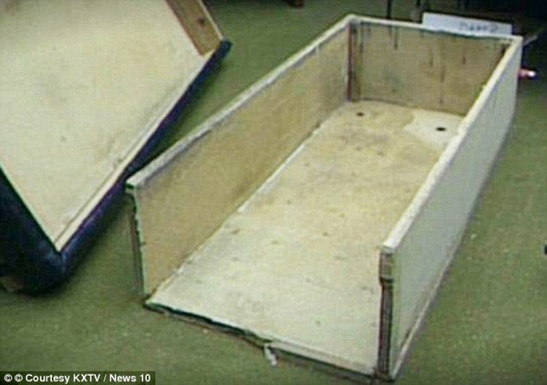 
Chiếc hộp với hình dáng như quan tài giam cầm nạn nhân suốt 7 năm.
