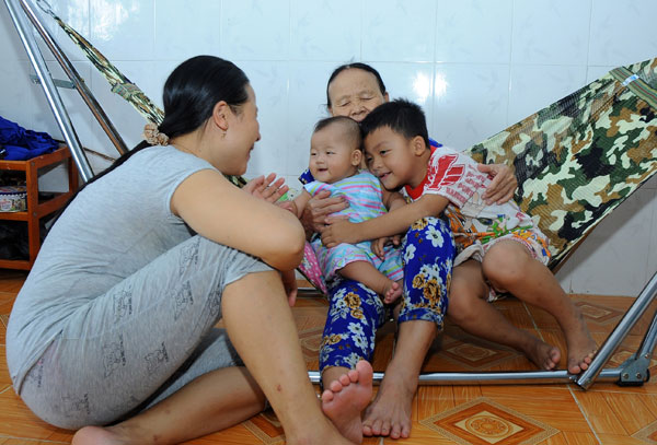 Căn nhà của 4 thành viên mấy ngày nay đón bà từ Nghệ An vào phụ việc chăm sóc hai con nhỏ khi anh Công thi đấu xa nhà.