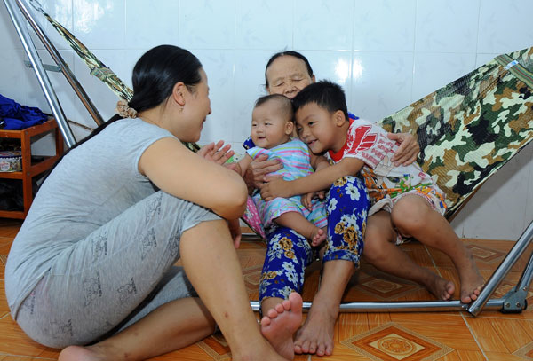 Căn nh&agrave; của 4 th&agrave;nh vi&ecirc;n mấy ng&agrave;y nay đ&oacute;n b&agrave; từ Nghệ An v&agrave;o phụ việc chăm s&oacute;c hai con nhỏ khi anh C&ocirc;ng thi đấu xa nh&agrave;.
