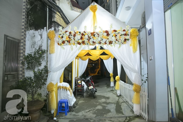 Khung rạp và bàn ghế đã được chuẩn bị sẵn sàng cho lễ cưới tại nhà cô dâu Khánh Linh  