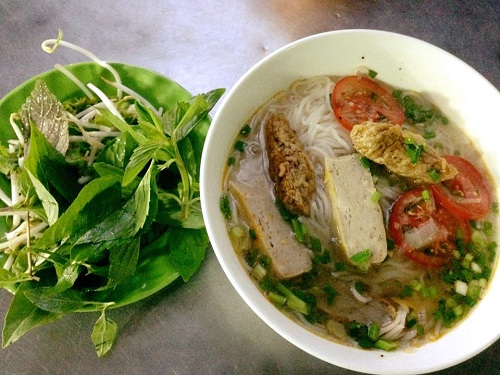 Bánh canh chả cá được bán ở nhiều vỉa hè, giá 20.000 đồng. Ảnh: Má Lúm.