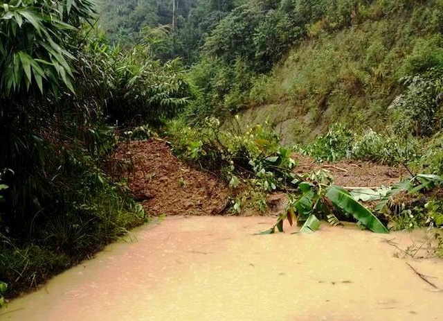 Điểm sạt lở ở đường qua xã Ch’ơm, huyện Tây Giang. (Ảnh: CTV)