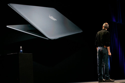 
Việc MacBook Air ra mắt khiến ổ CD/DVD dần trở nên không còn quan trọng nữa Ảnh: Reuters
