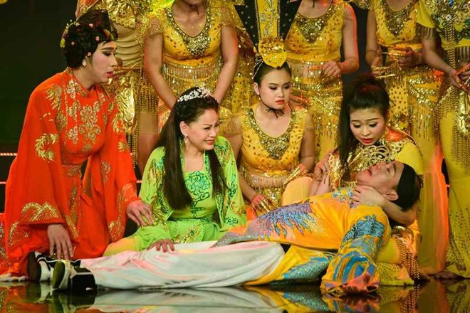 Duy Phương và Lê Giang cùng con gái Lê Lộc trên sân khấu Sao đổi ngôi. Ảnh: BTC