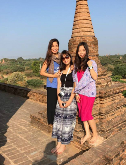 Chị Lê Phương Hoa (ngoài cùng bên trái) và hai con gái thường xuyên đi du lịch.