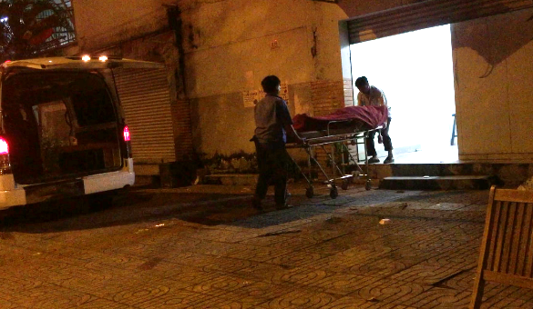 Thi thể người đ&agrave;n &ocirc;ng được đưa đi. Ảnh: Hải Hiếu.