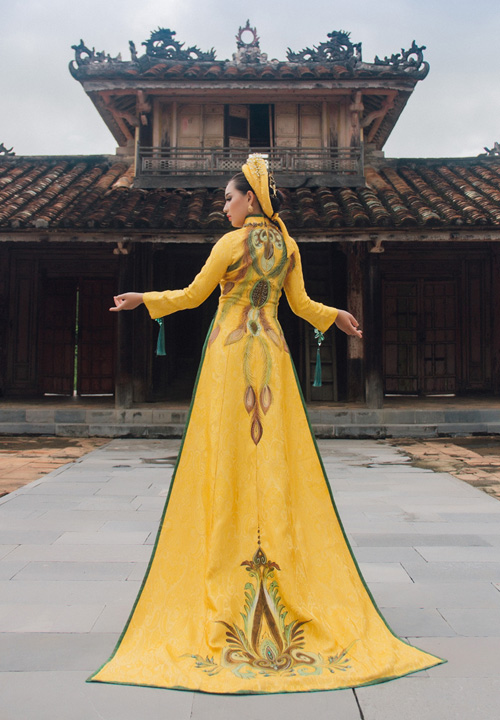 
Bộ sưu tập áo dài mới của Khánh Shyna khắc họa hình ảnh quyền quý, uy nghiêm của bậc mẫu nghi, lấy cảm hứng từ trang phục cung đình Huế ngày xưa.
