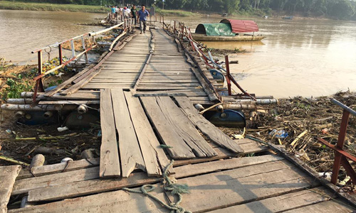 Cây cầu phao Vồm khá ọp ẹp, rất nguy hiểm cho người và phương tiện qua lại. Ảnh: Mai Nhung.