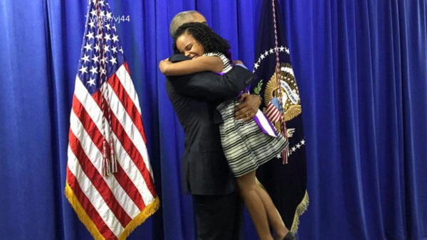 
Copeny hạnh phúc được tổng thống Obama bế bổng trong lần gặp hồi tháng 5. Ảnh: ABC News

